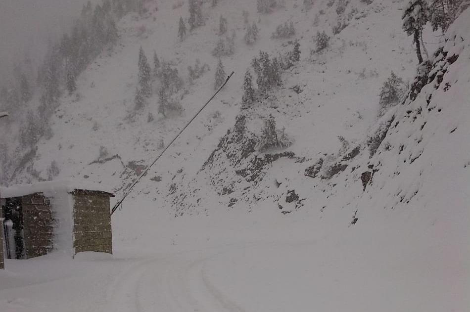 Season’s first snowfall shuts Kupwara-Karnah, Bandipora-Gurez roads